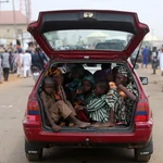Un coche con niños en el maletero va a celebrar el fin del Ramadán en Zaria (Nigeria).