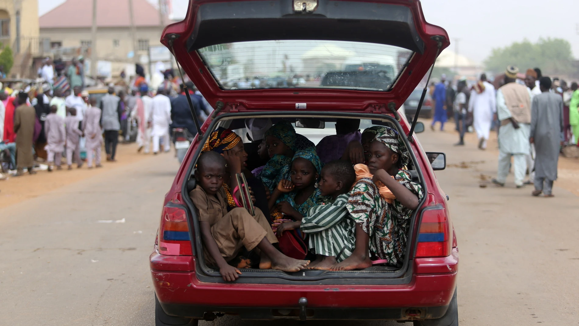 Un coche con niños en el maletero va a celebrar el fin del Ramadán en Zaria (Nigeria).
