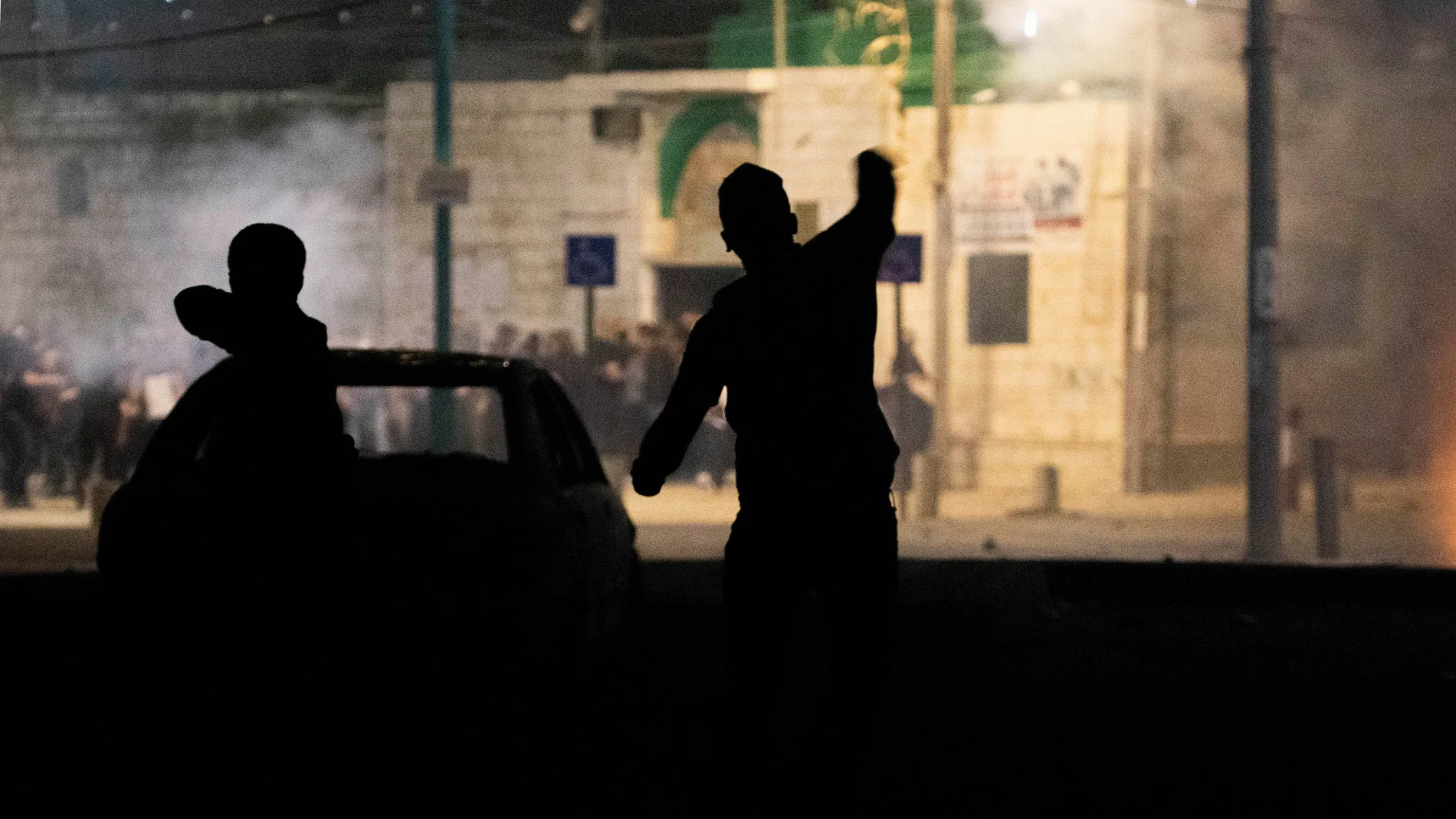 Manifestantes judíos de derecha se enfrentan con árabes cerca de la Gran Mezquita Omari en Lod