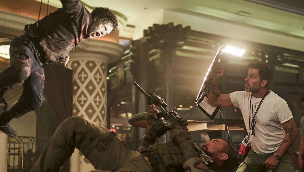 Zack Snyder durante una de las escenas de "Ejército de los muertos", que se estrena hoy en salas y el 21 de mayo en Netflix.