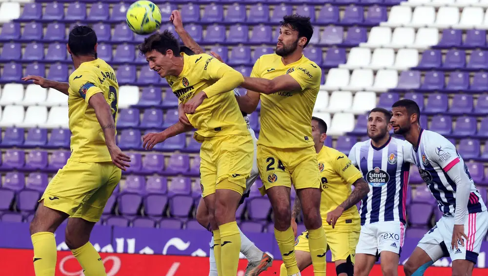 Varios jugadores del Villarreal despejan un ataque del Valladolid durante el partido de LaLiga que se disputa este jueves en el estadio José Zorrilla. EFE/ R. García