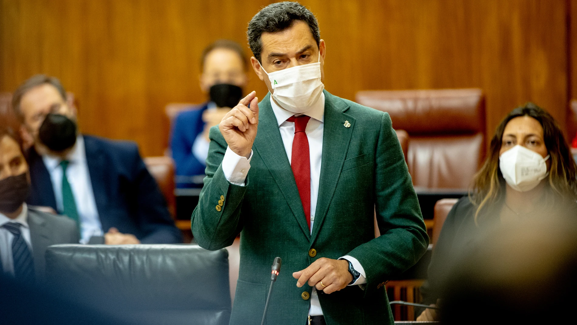 El presidente de la Junta, Juanma Moreno, responde a la preguntas de los grupos parlamentarios en la sesión de control al gobierno en el Parlamento andaluz