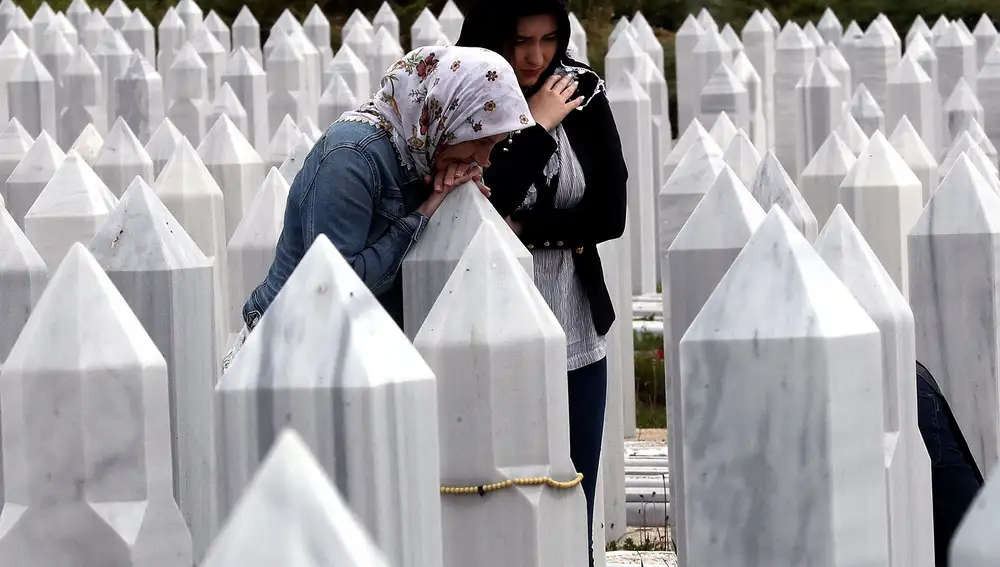 -FOTODELDÍA- SARAJEVO, 13/05/2021.- Una mujer reza entre las tumbas del cementerio Vlakovo, este jueves en Sarajevo. Con motivo de las celebraciones de Eid al-Fitr, que marca el final del mes sagrado del Ramadán, los musulmanes bosnios visitan los cementerios para dedicar oraciones a los difuntos. EFE/FEHIM DEMIR