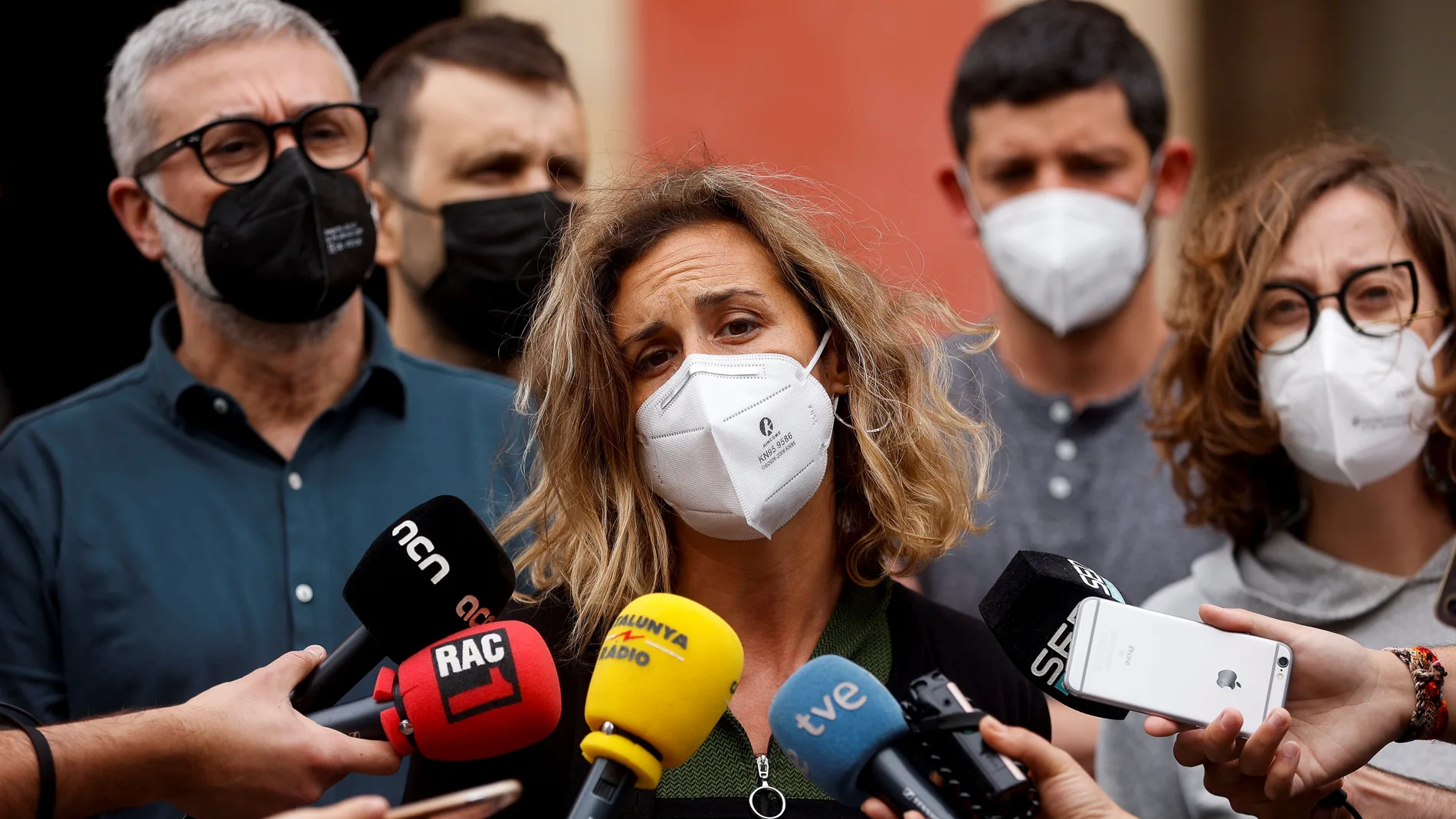 La diputada de la CUP Laia Estrada atiende a los medios de comunicación ante el Parlament de Cataluña en una imagen reciente