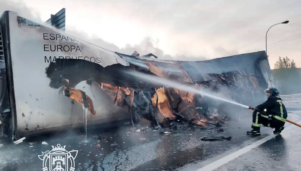 Incendio de un camión de fresas en la autopista AP-1, en la salida de Rubena (Burgos)