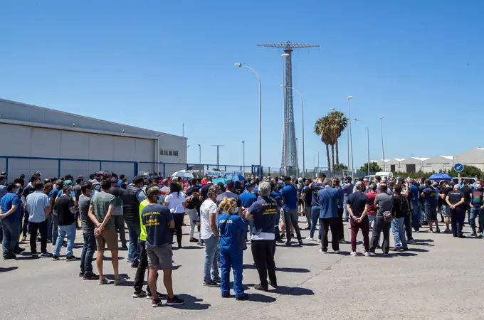 Gritos de “Puerto Real no se cierra” en las calles de Cádiz, tras la confirmación de que Airbus lo hará