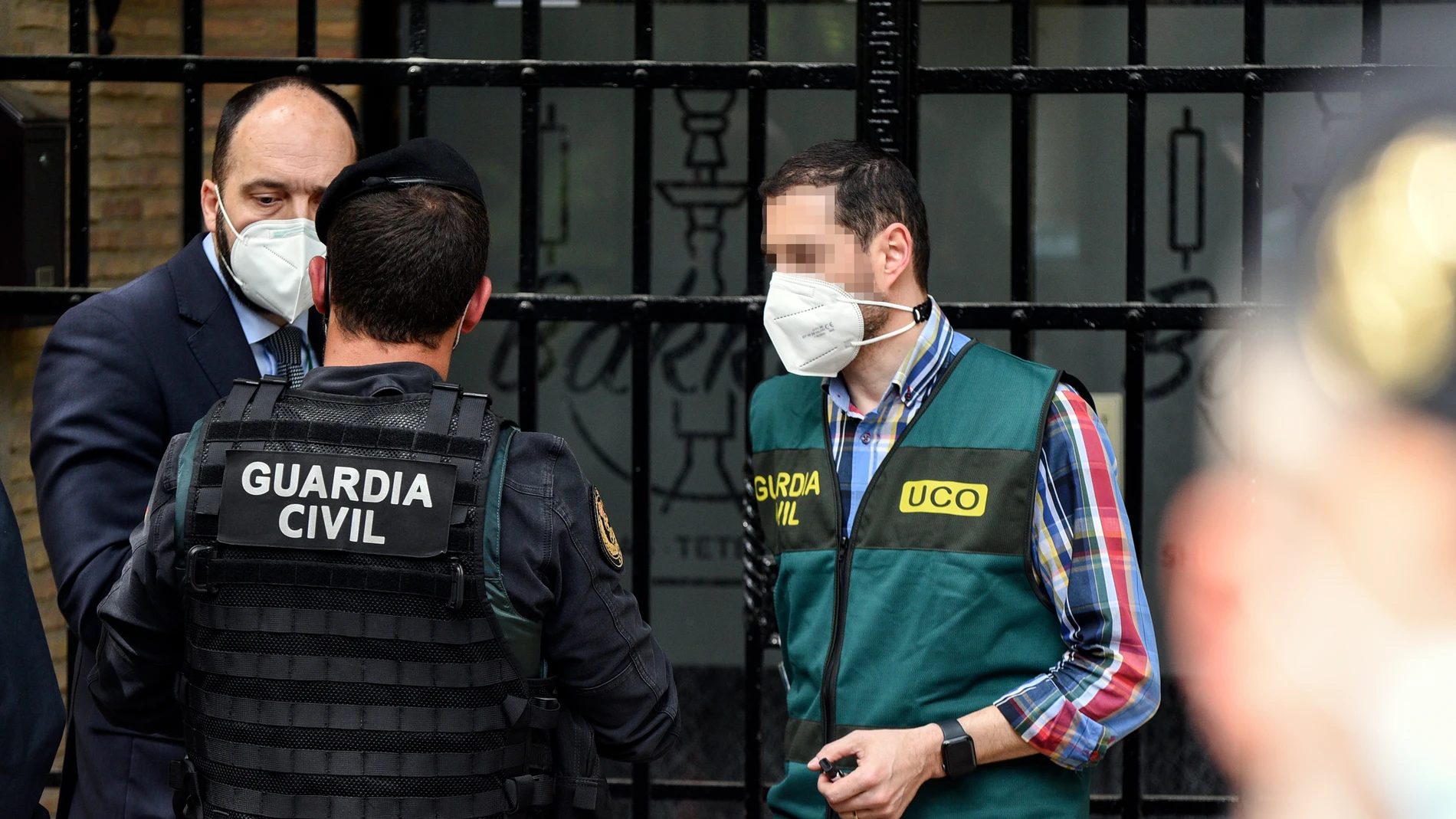 Un grupo de agentes de la Unidad Central Operativa de la Guardia Civil (UCO), durante un registro en el domicilio del subdelegado del Gobierno en Valencia, Rafael Rubio