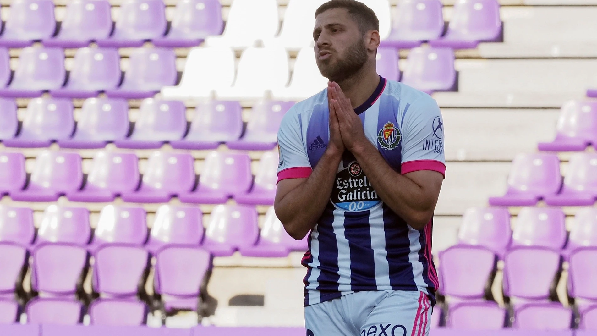 El delantero israelí del Valladolid, Shon Weissman, se lamenta de una ocasión fallada ante el Villarreal, durante el partido de LaLiga que se disputa este jueves en el estadio José Zorrilla. EFE/ R. García