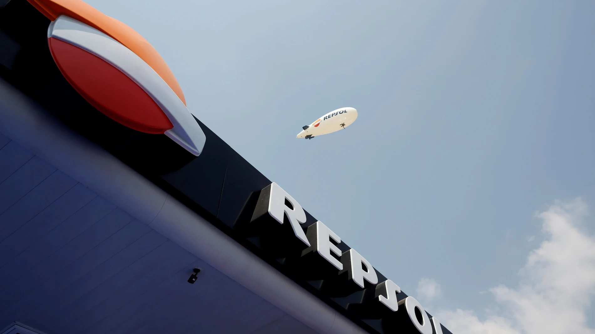Un dirigible con el logo de Repsol sobrevuela una de sus estaciones de servicio