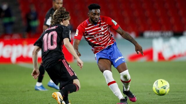 Yan Eteki con el Granada.