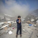 Un niño palestino sobre los escombros de su casa destruida tras un ataque israelí en la ciudad de Gaza