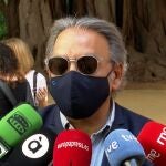 El síndic del PSPV, Manolo Mata, atiende a los periodistas en Les Corts