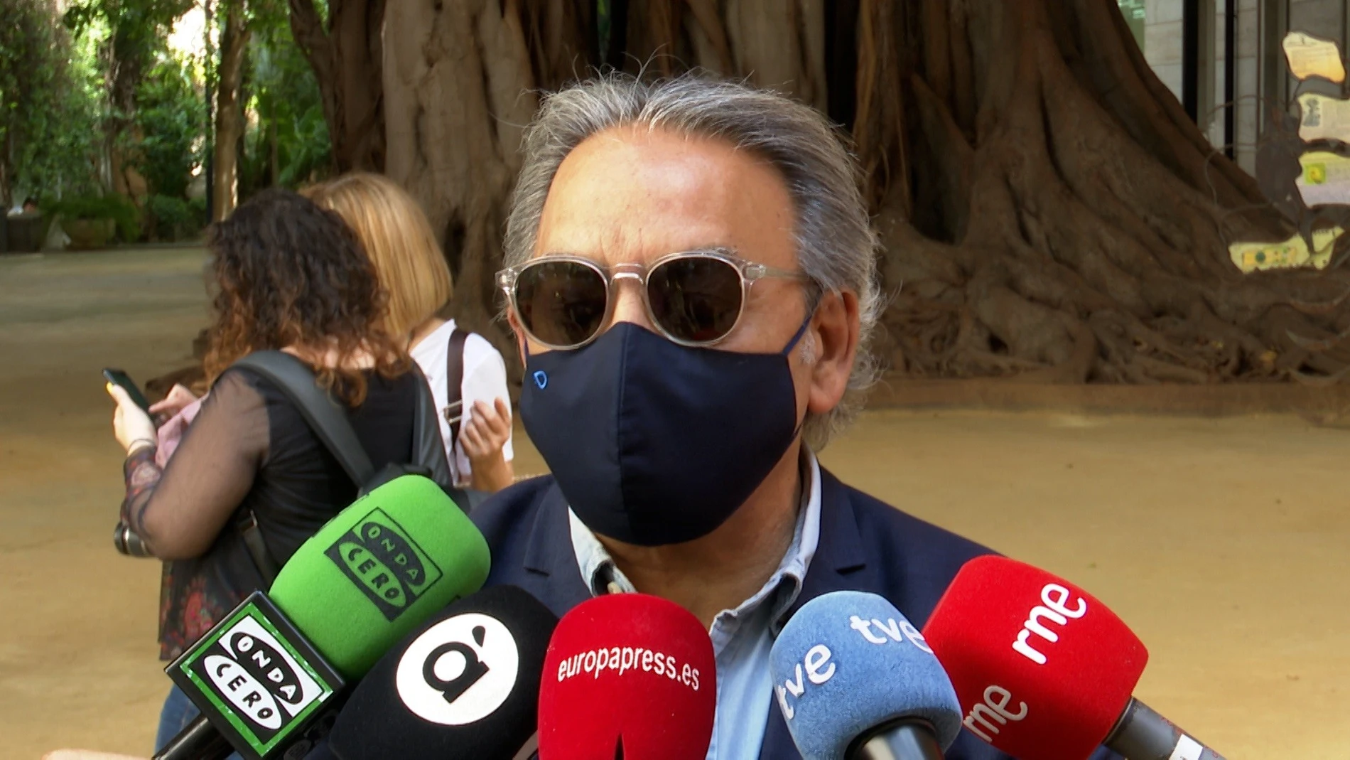 El síndic del PSPV, Manolo Mata, atiende a los periodistas en Les Corts
