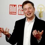 El CEO de Tesla, Elon Musk, en la alfombra roja de los premios del automóvil "Das Goldene Lenkrad" (El volante dorado)