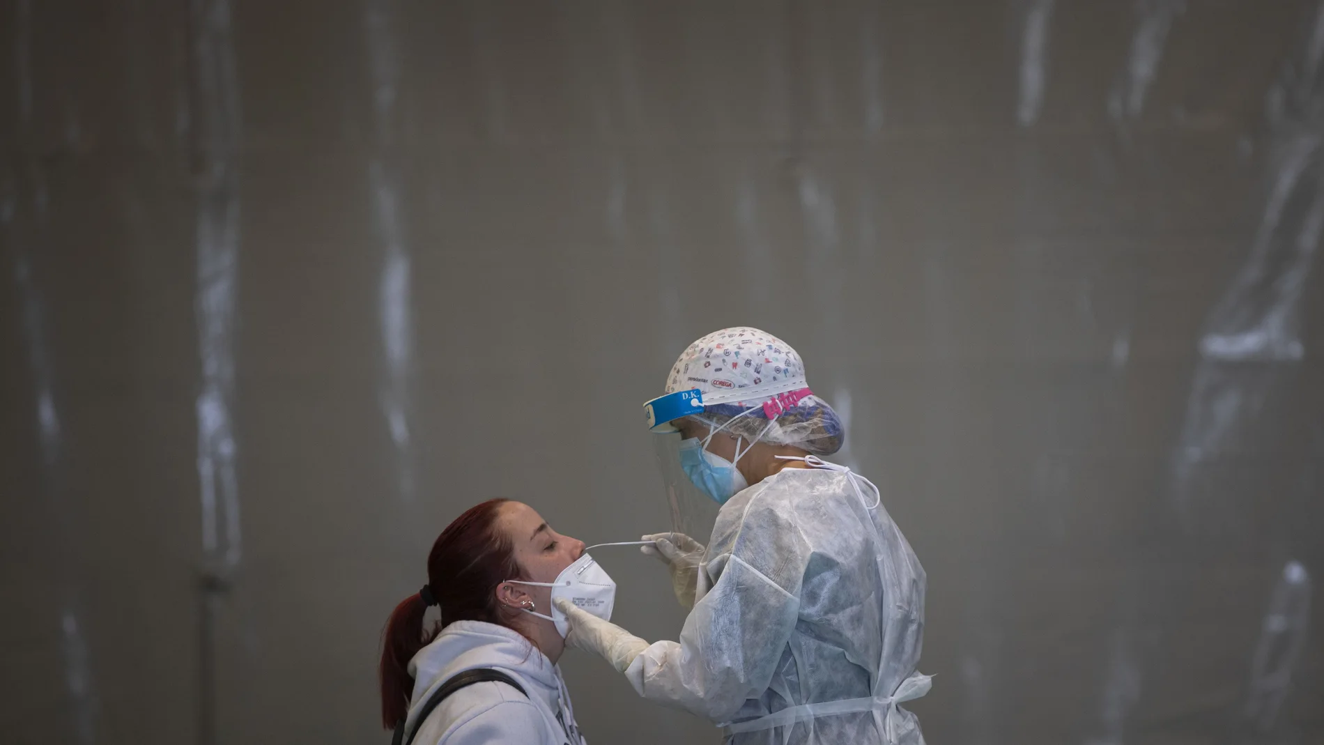 Una sanitaria trabaja durante las pruebas de un cribado masivo de covid