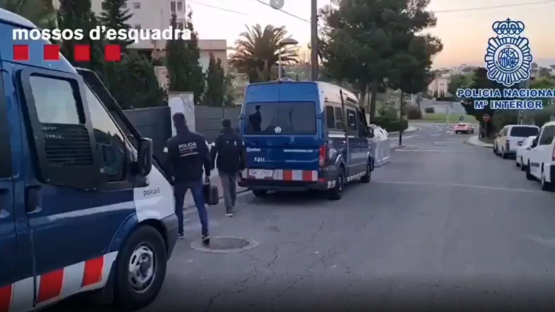 En la imagen, el operativo de los Mossos d'Esquadra