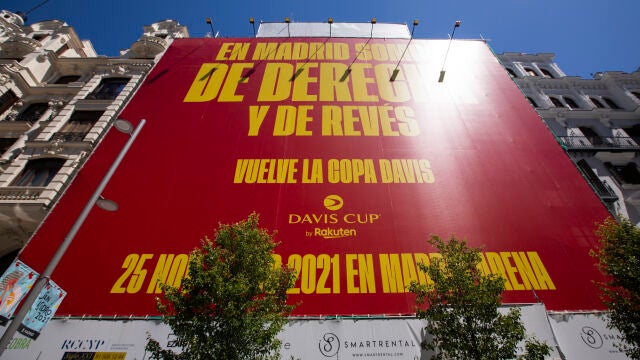 Ha colgado una enorme lona con el anuncio del torneo en la Gran Vía.