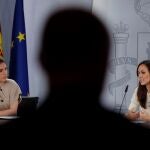 Las ministras de Igualdad, Irene Montero, y de Derechos Sociales y Agenda 2030, Ione Belarra, hoy en rueda de prensa en Moncloa