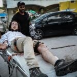 Paramédicos atienden a un joven judío tiroteado en Lod