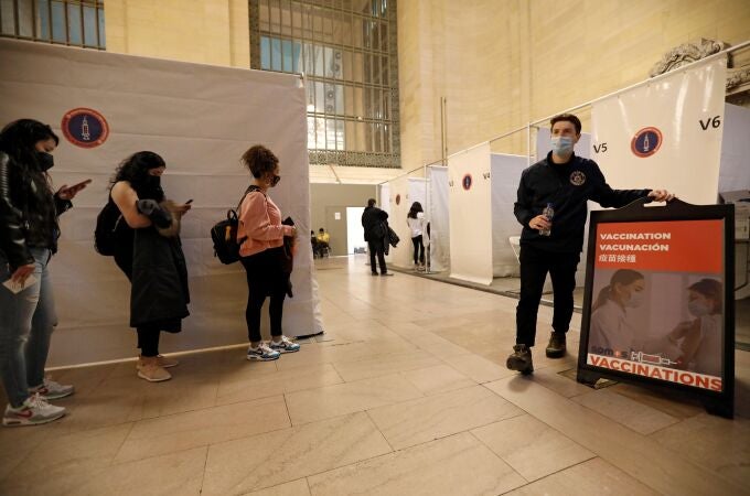 Varias personas hacen fila en un centro de vacunación el 12 de mayo en la estación Grand Central de Nueva York