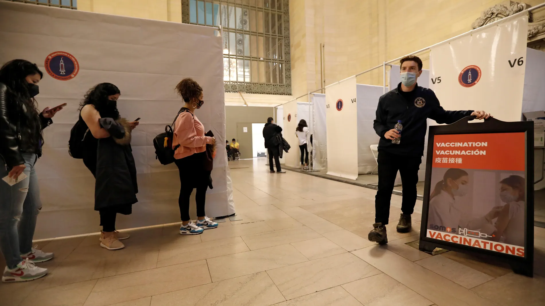 Varias personas hacen fila en un centro de vacunación el 12 de mayo en la estación Grand Central de Nueva York