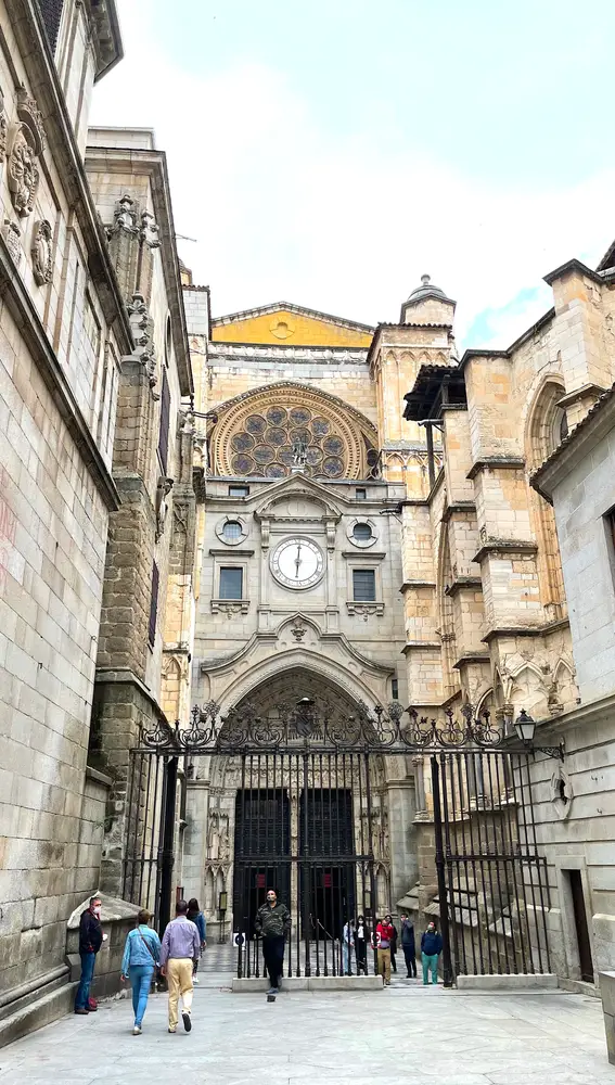 Entrada a la catedral por la calle Cordonerías