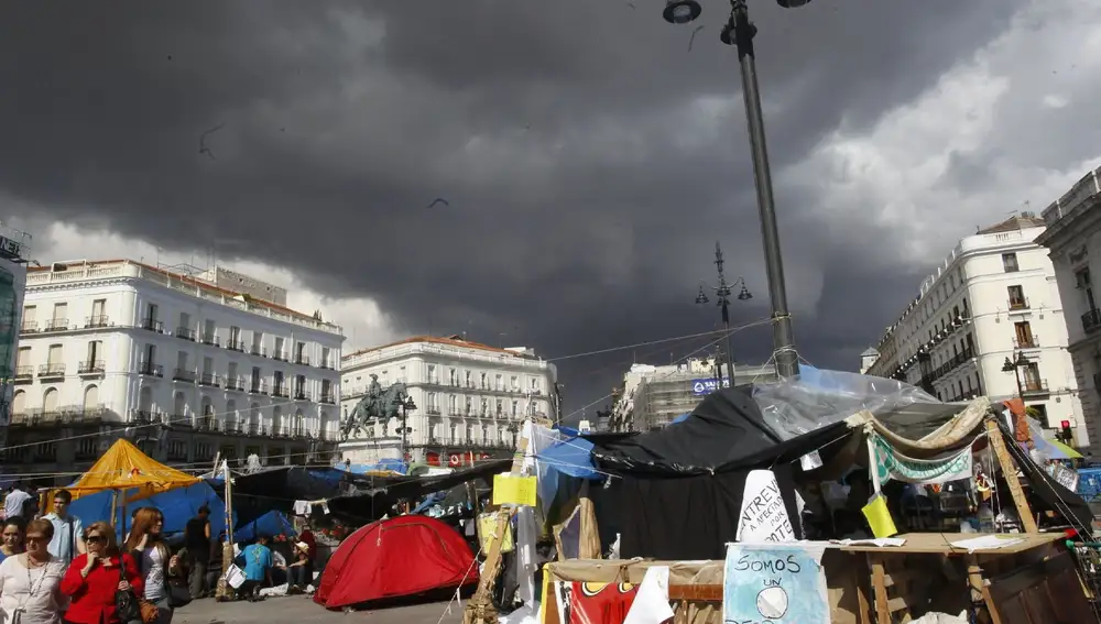 © J. FDEZ. - LARGO 20110612Los acampados del movimiento 15 M abandonan la Puerta del Sol .