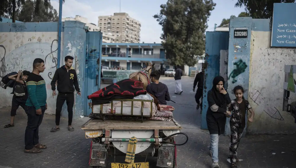 Palestinos se refugian en una escuela de las Naciones Unidas después de los bombardeos israelíes en Gaza, el 14 de mayo de 2020.