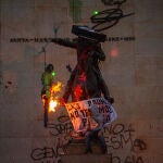 Manifestantes en Colombia prenden fuego a una marioneta en una protesta en Bogotá
