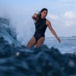 La surfista vasca, dos veces campeona de España y una de Europa, anima a conocer el estado del planeta para poder cambiarlo
