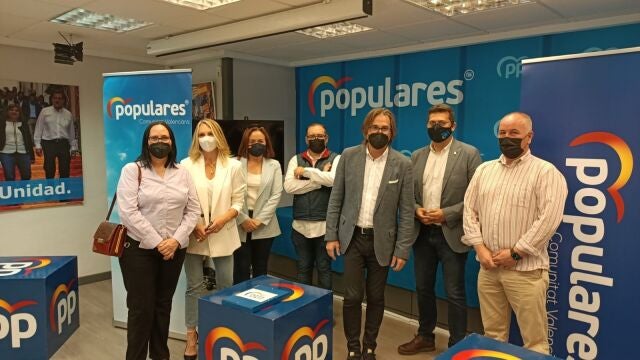 José Vicente Anaya con miembros de su candidatura