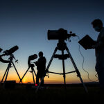 Miembros de Astróbriga, durante una observación junto a la ermita de Nuestra Señora de la Peña de Francia en Ciudad Rodrigo