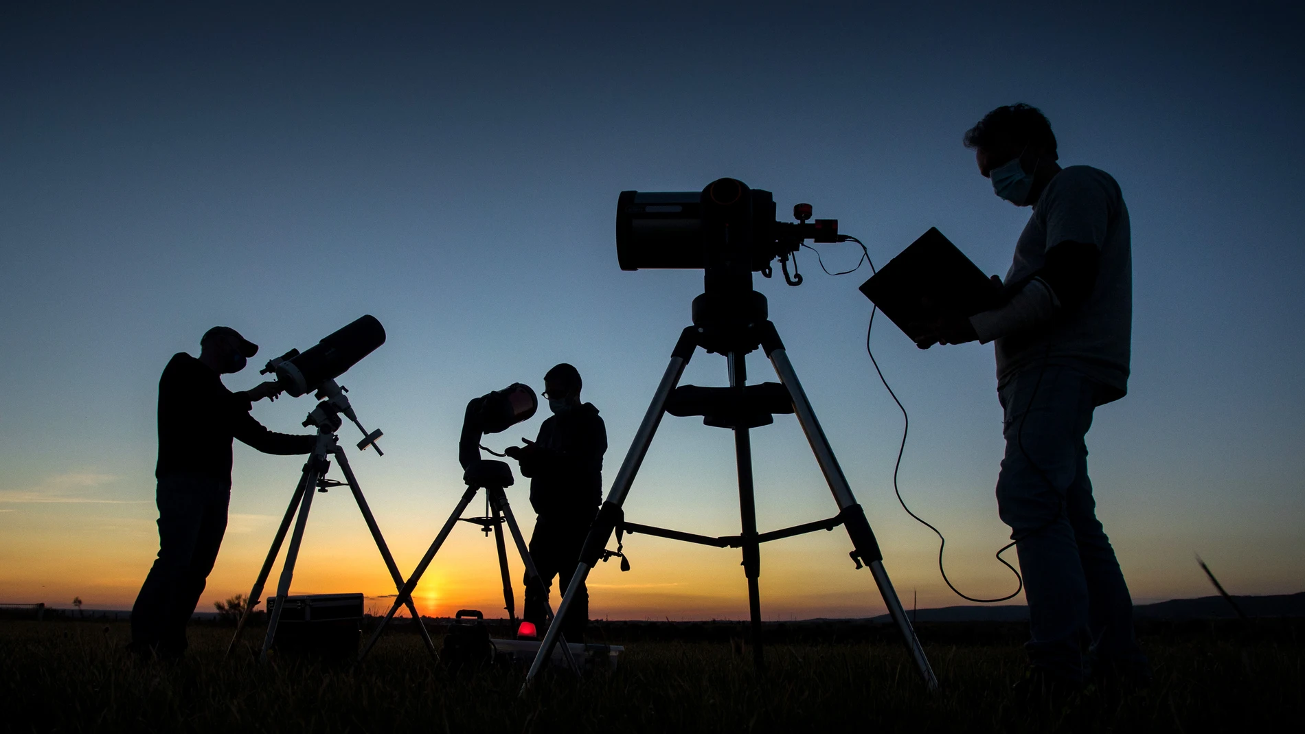 Miembros de Astróbriga, durante una observación junto a la ermita de Nuestra Señora de la Peña de Francia en Ciudad Rodrigo