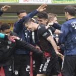Los jugadores del Bayern hacen un pasillo para felicitar a Lewandowski por su gol número 401