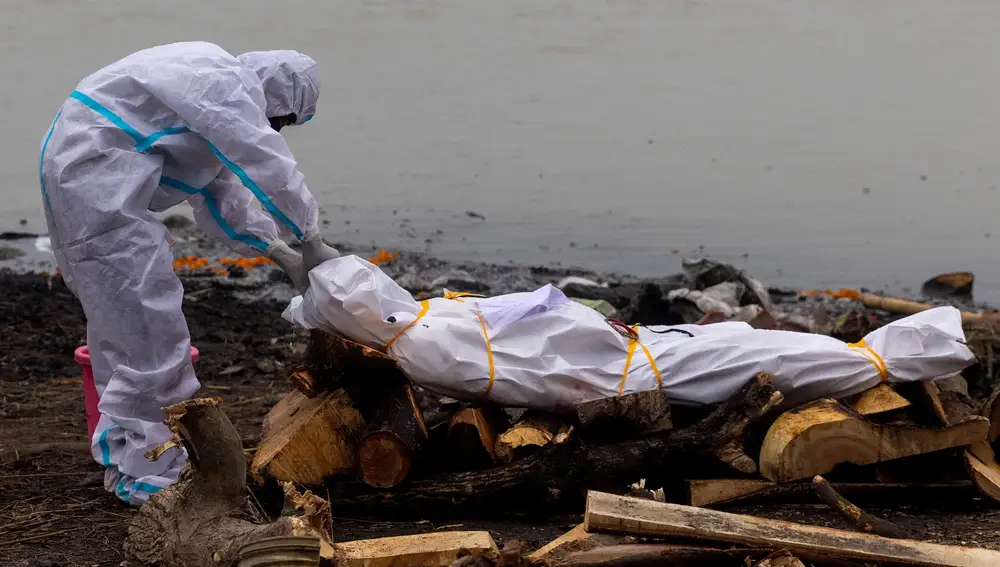 India entierra ya a cientos de cadáveres en la orilla de los ríos ante el colapso de los crematorios por la Covid-19