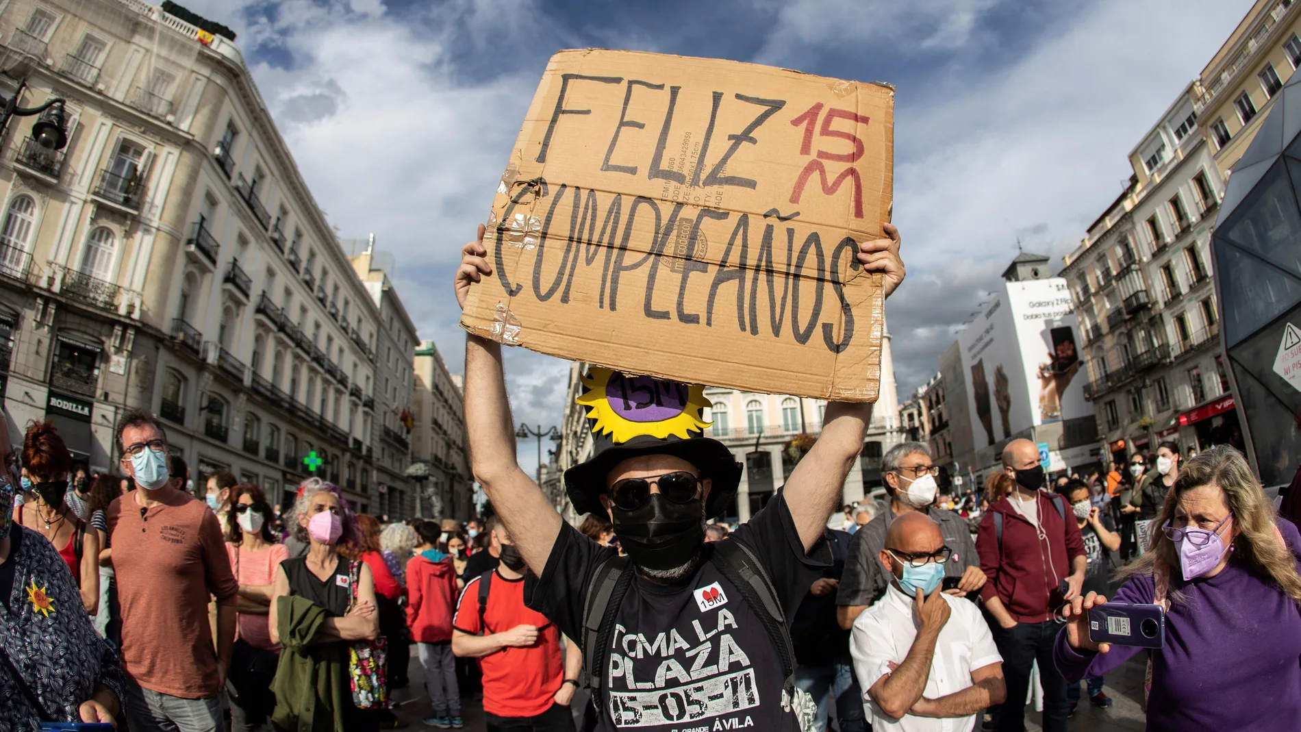 Los "indignados" del 15M vuelven a concentrarse en la Puerta del Sol, en Madrid, en su décimo aniversario