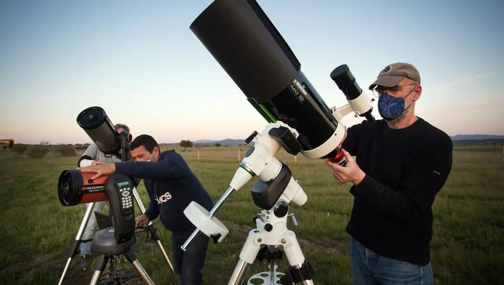 El presidente de Astróbriga, Nicolas Cahen, observa el cielo junto a otros miembros de la asociación desde el Alto de Valhondo en Ciudad Rodrigo