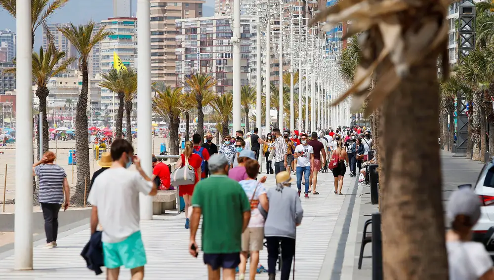 Los bañistas se han convertido este sábado, junto a los conductores, en los protagonistas del primer fin de semana completo sin el estado de alarma vigente