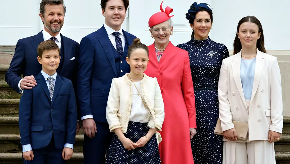 Los príncipes Federico y Mary y sus hijos, junto a la reina Margarita. EFE/EPA/Keld Navntoft DENMARK OUT