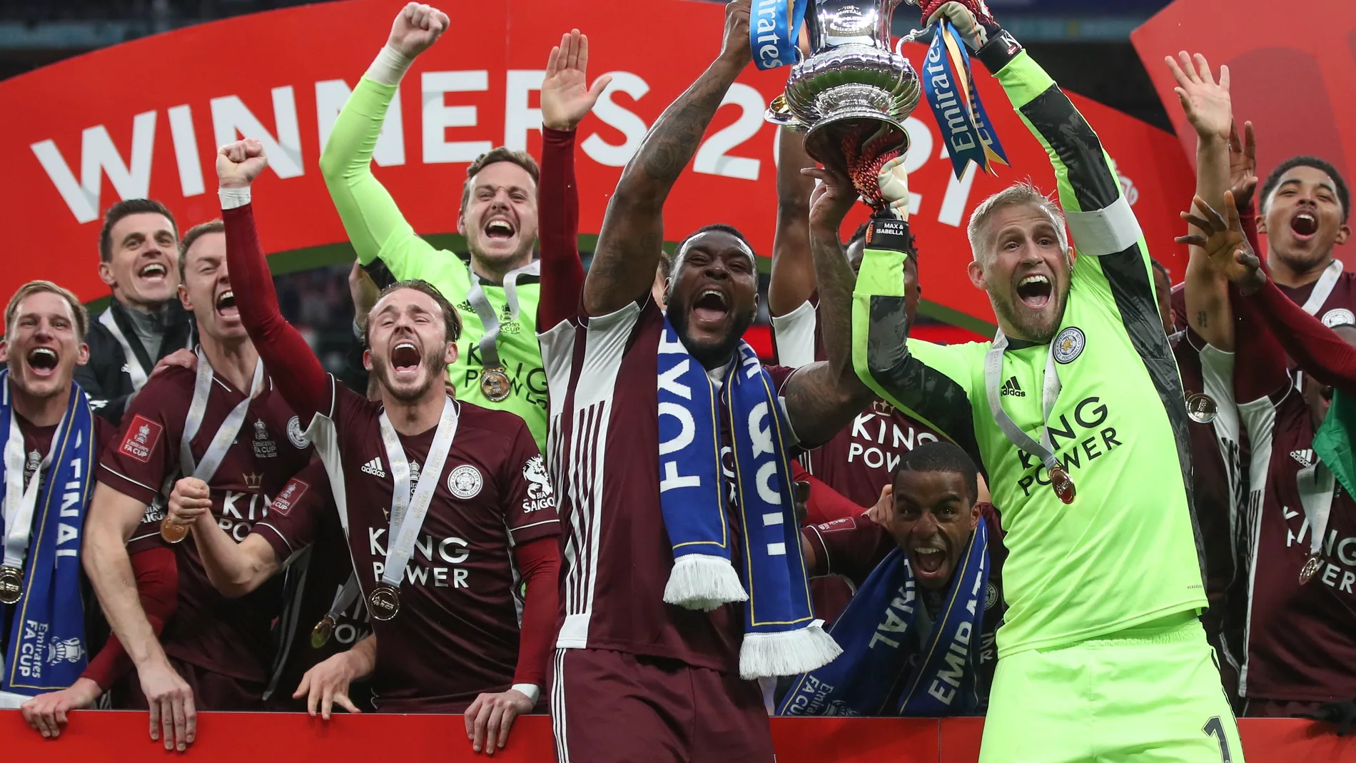 Los capitanes del Leicester, Wes Morgan y Kasper Schmeichel, levantan el trofeo de Copa