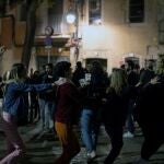 Varios jóvenes se divierten esta noche por el centro de la ciudad de Bracelona, después de que la policía los haya desalojado de Arc de Triomf