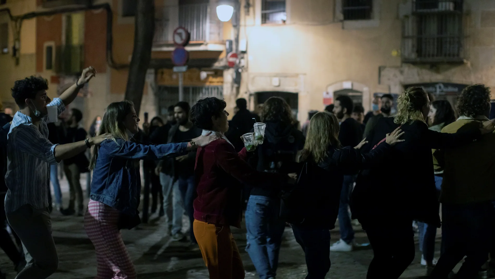 Varios jóvenes se divierten esta noche por el centro de la ciudad de Bracelona, después de que la policía los haya desalojado de Arc de Triomf