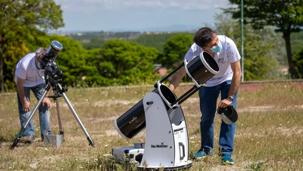 Miguel Ángel Herrero y Eliseo Martín, miembros de Osae, analizan las manchas solares desde su punto habitual de observación en Puente Ladrillo