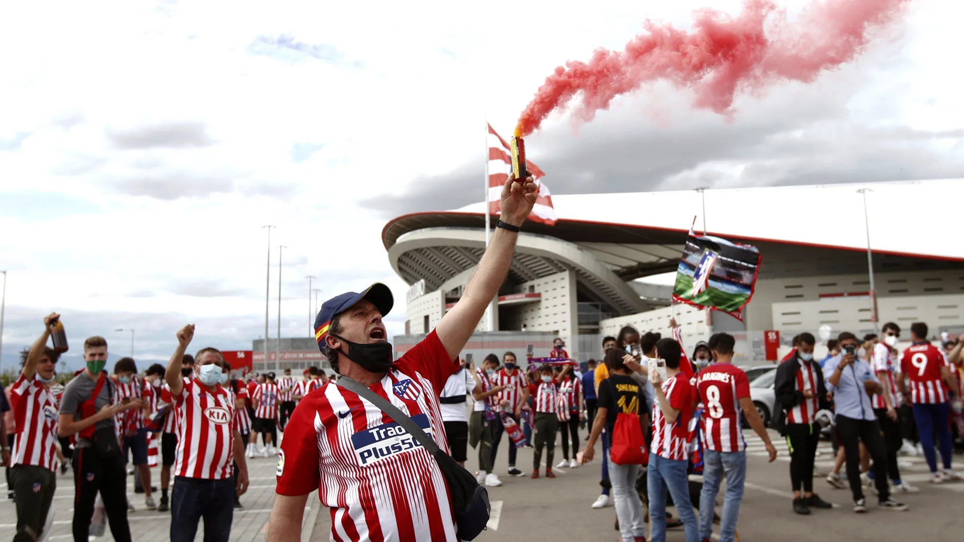 Aficionados en los alrededores del estadio estadio Wanda Metropolitano