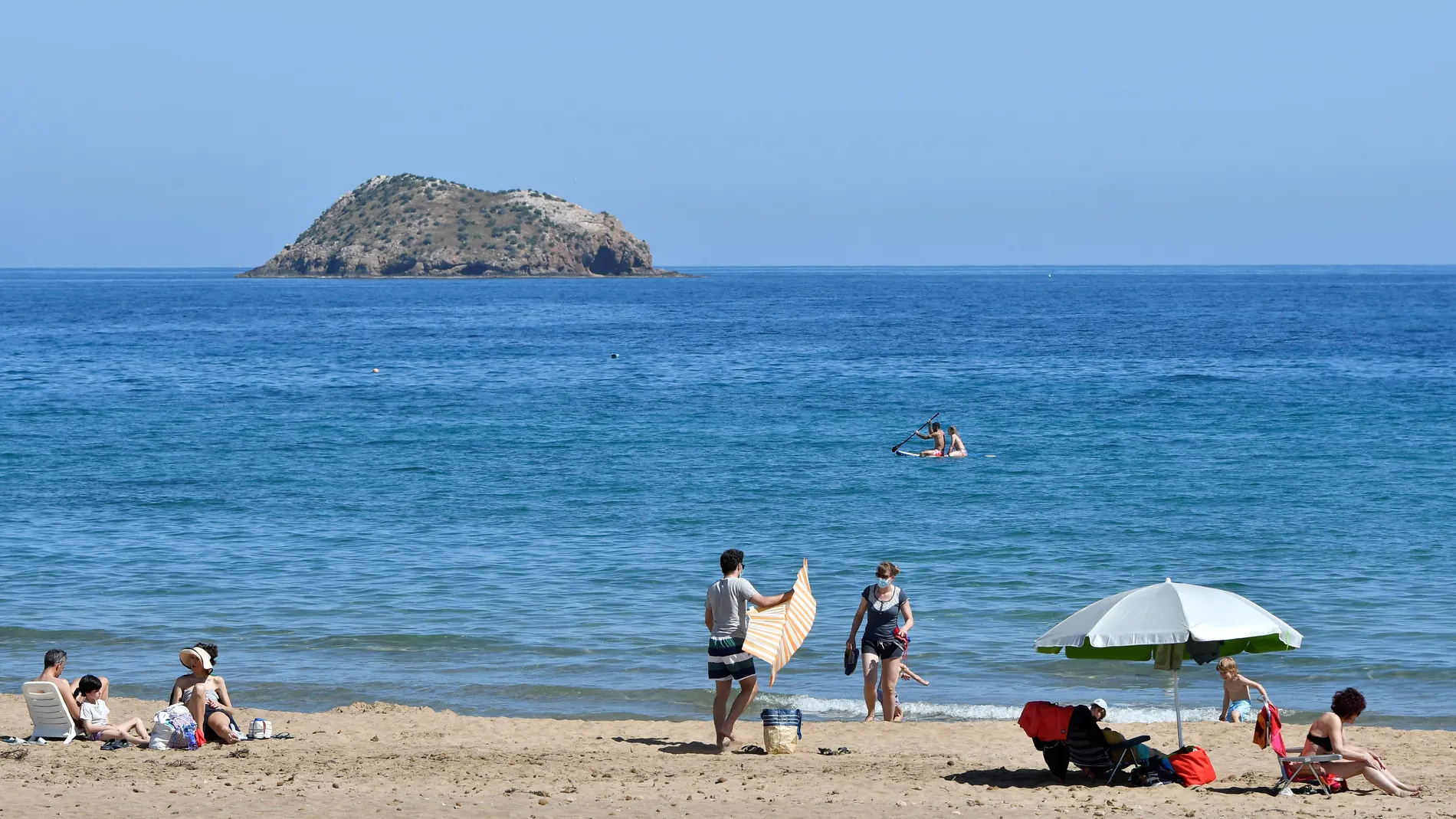 Varias personas disfrutan de la playa y las buenas temperaturas en la playa Mar Rabiosa de Pulpí (Almería). EFE/ Carlos Barba