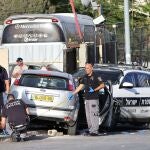 Las fuerzas de seguridad israelí analizan el vehículo que embistió un puesto de control en un barrio de Jerusalén Este