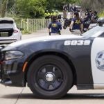 La policía de Dallas y miembros del FBI investigan la escena cerca de donde un niño pequeño fue encontrado muerto