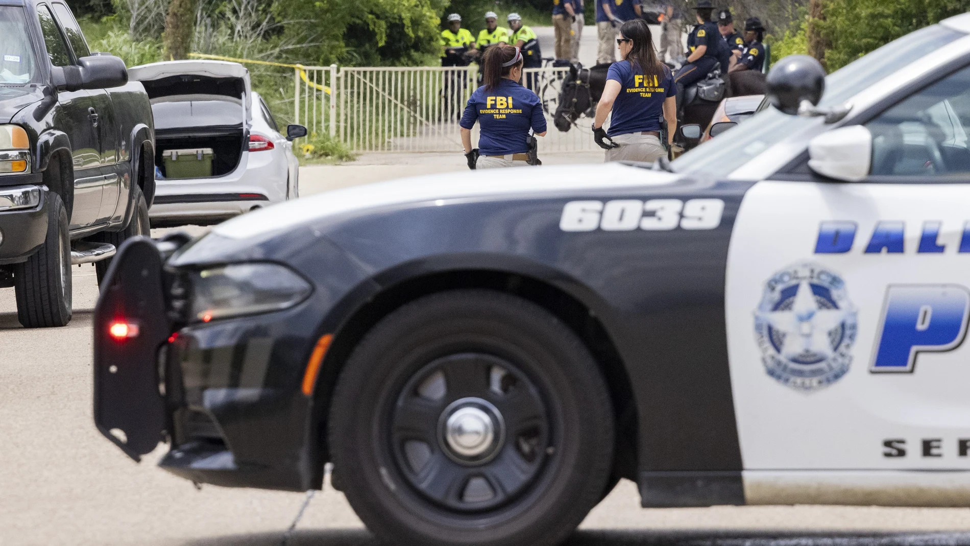 La policía de Dallas y miembros del FBI investigan la escena cerca de donde un niño pequeño fue encontrado muerto