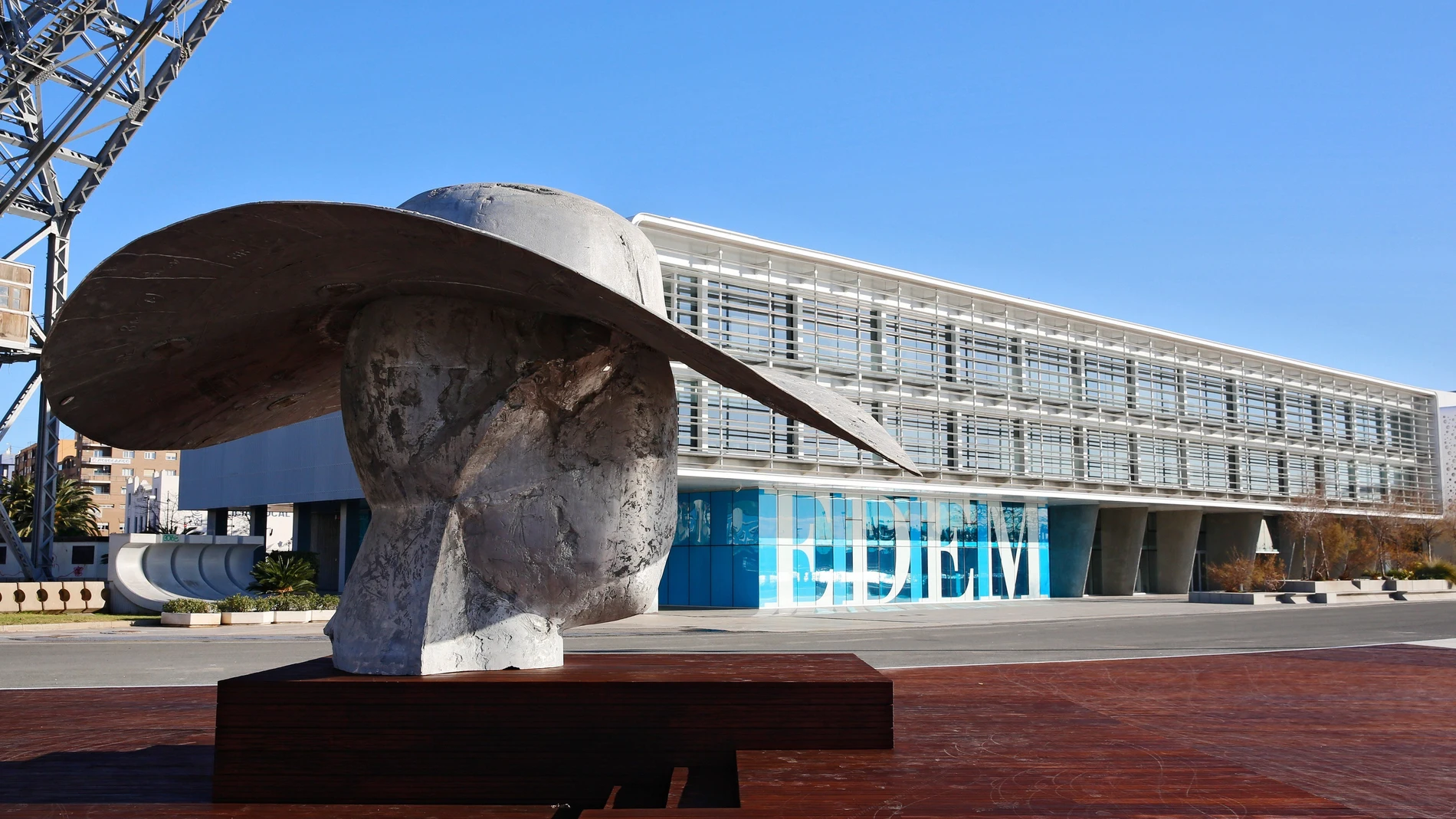 La escultura 'La Pamela' en La Marina de València