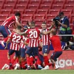 Los jugadores del Atlético celebran el gol de Luis Suárez contra Osasuna.